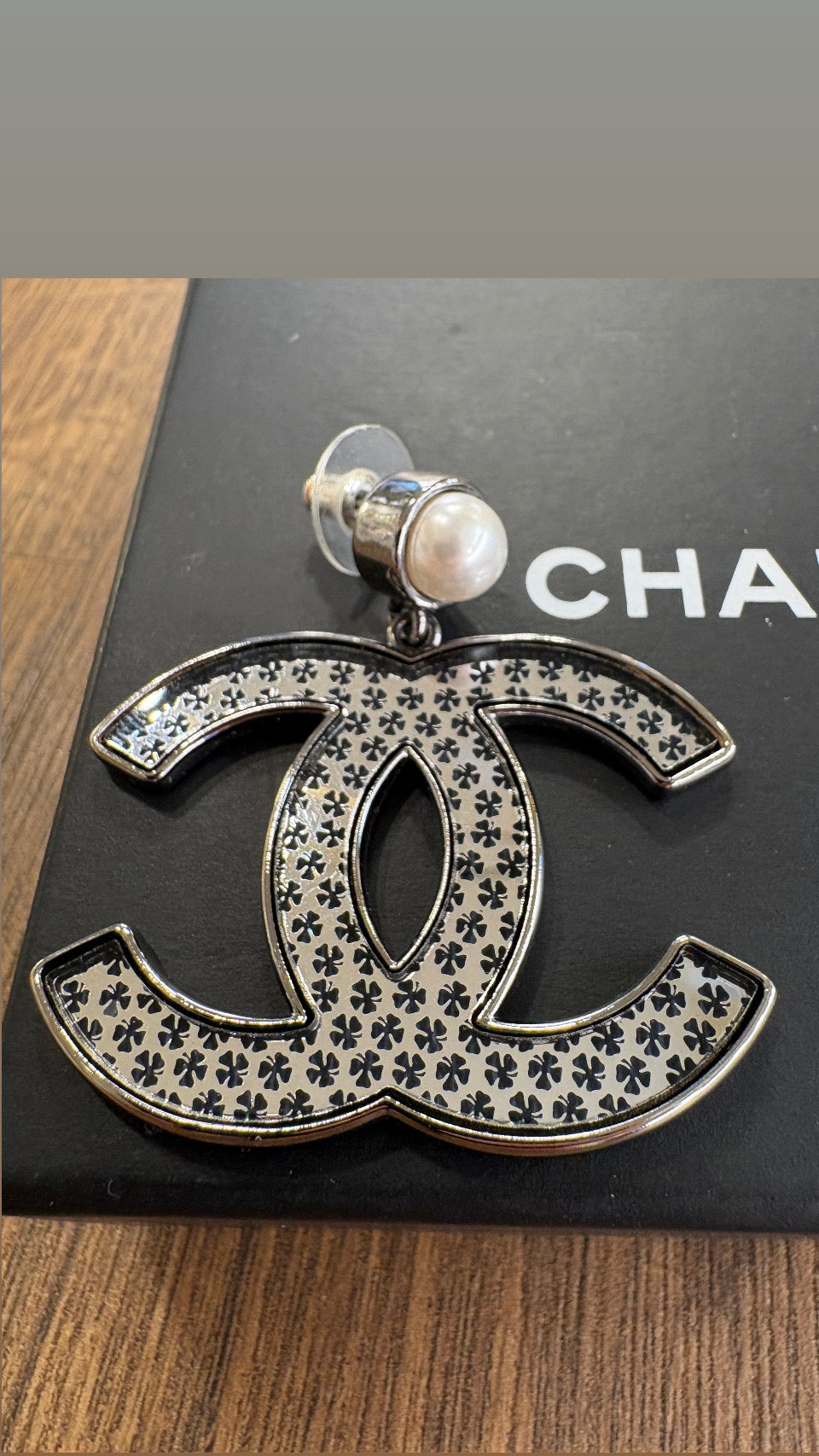 Chanel Orecchini Pendenti Chanel CC Logo Piercing in Metallo Argentato con Perla e Motivo Clover Pattern (Quadrifoglio)