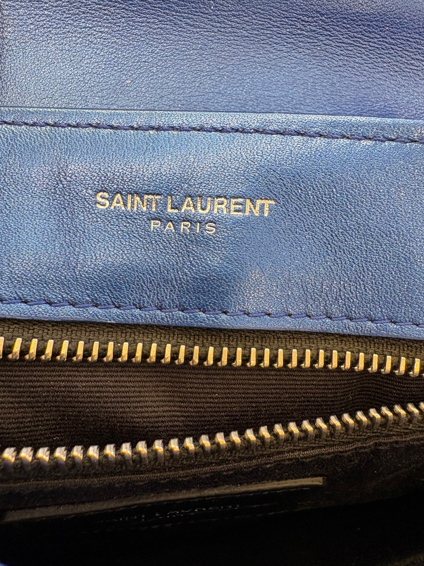 Ysl Loulou Toy in pelle matelasse’ azzurro metallizzato. Nuovo