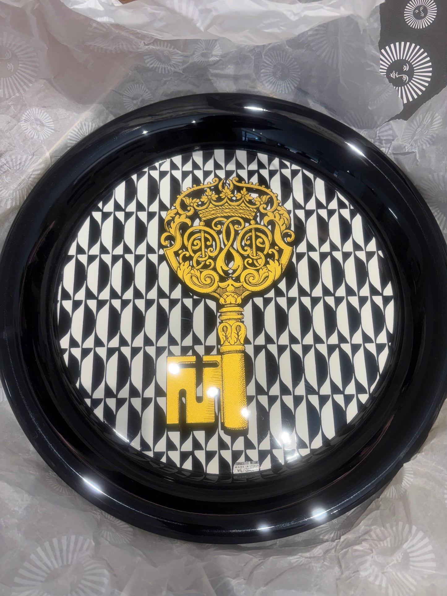 Fornasetti Vassoio Rotondo "Chiavi e Losanghe". Nuovo