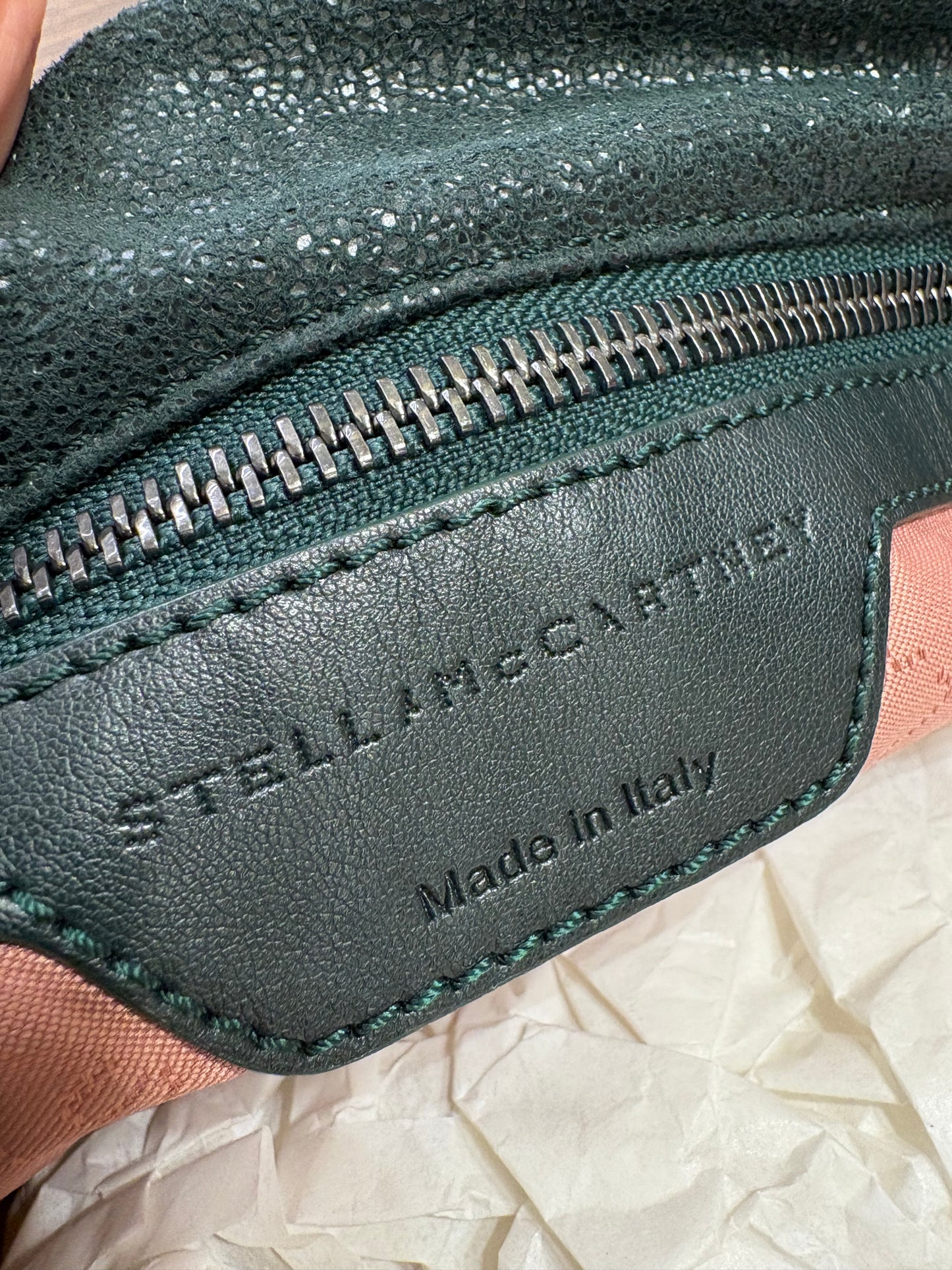 Stella McCartney Falabella in pelle vegana verde con finiture color argento
