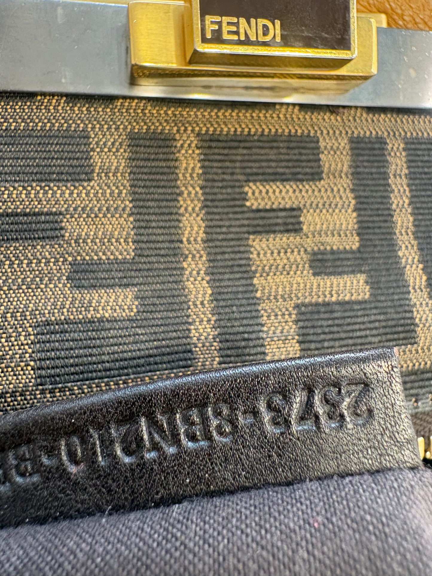 Fendi Peekaboo Large in Pelle Color Ocra con Interno Logo FF