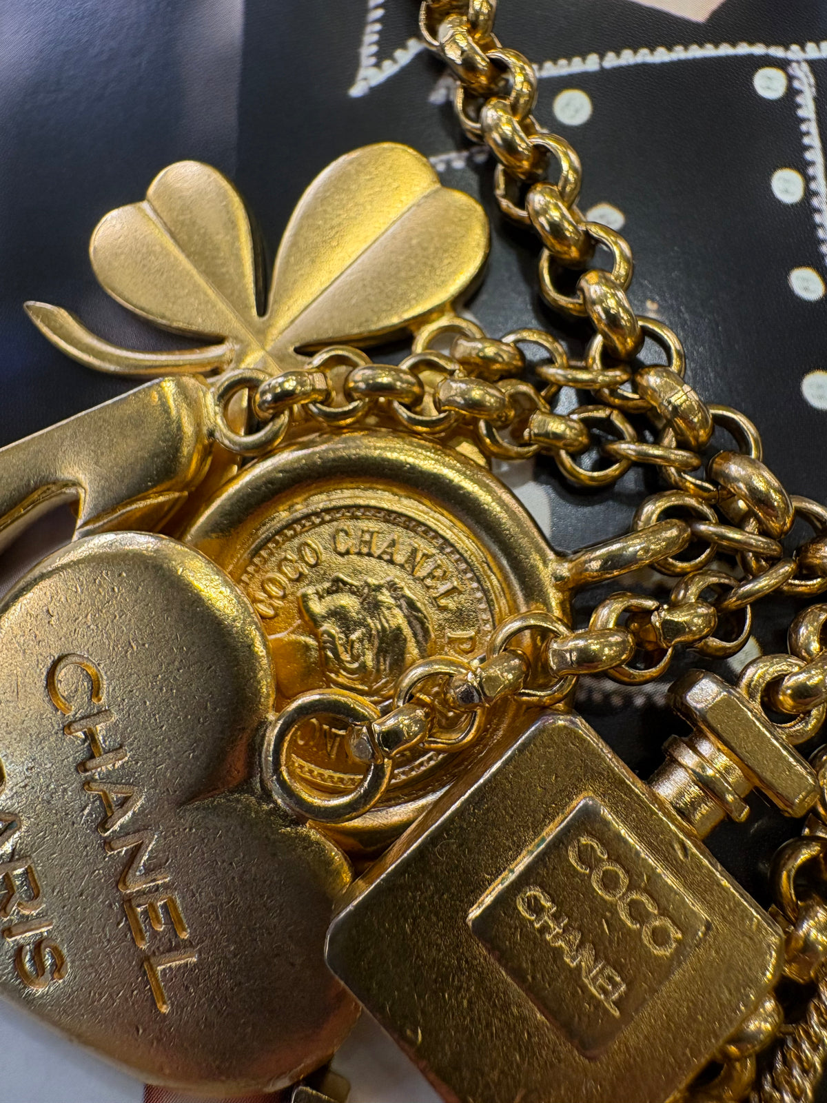 Chanel Cintura a catena con ciondoli portafortuna (Lucky Charms) . Vintage metà anni ‘90