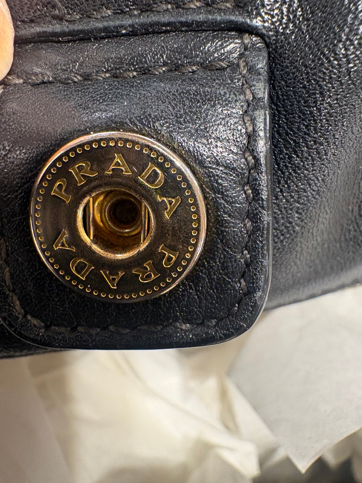 Prada shopping bag in pelle nera martellata