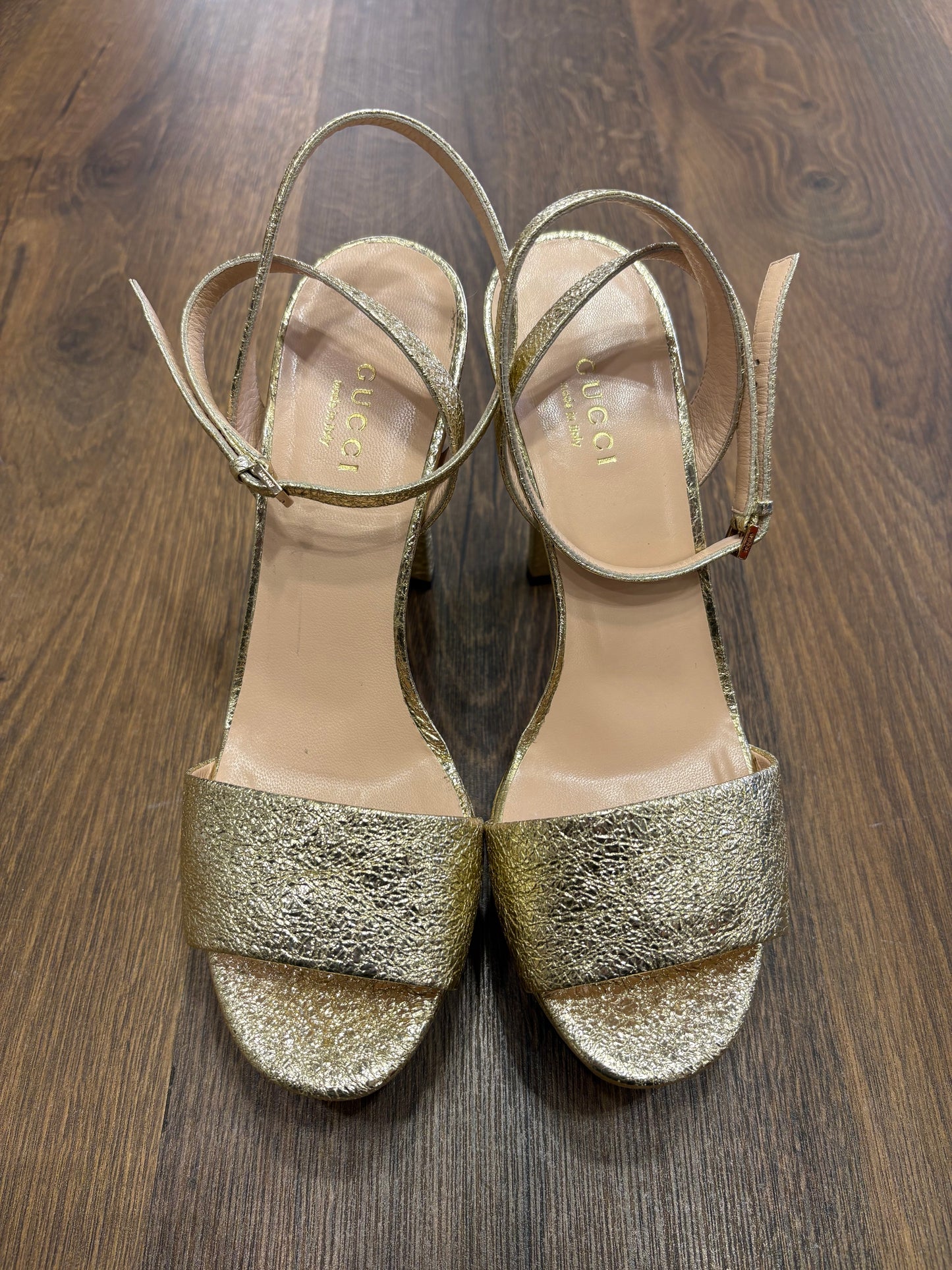 Gucci sandali in pelle oro 37