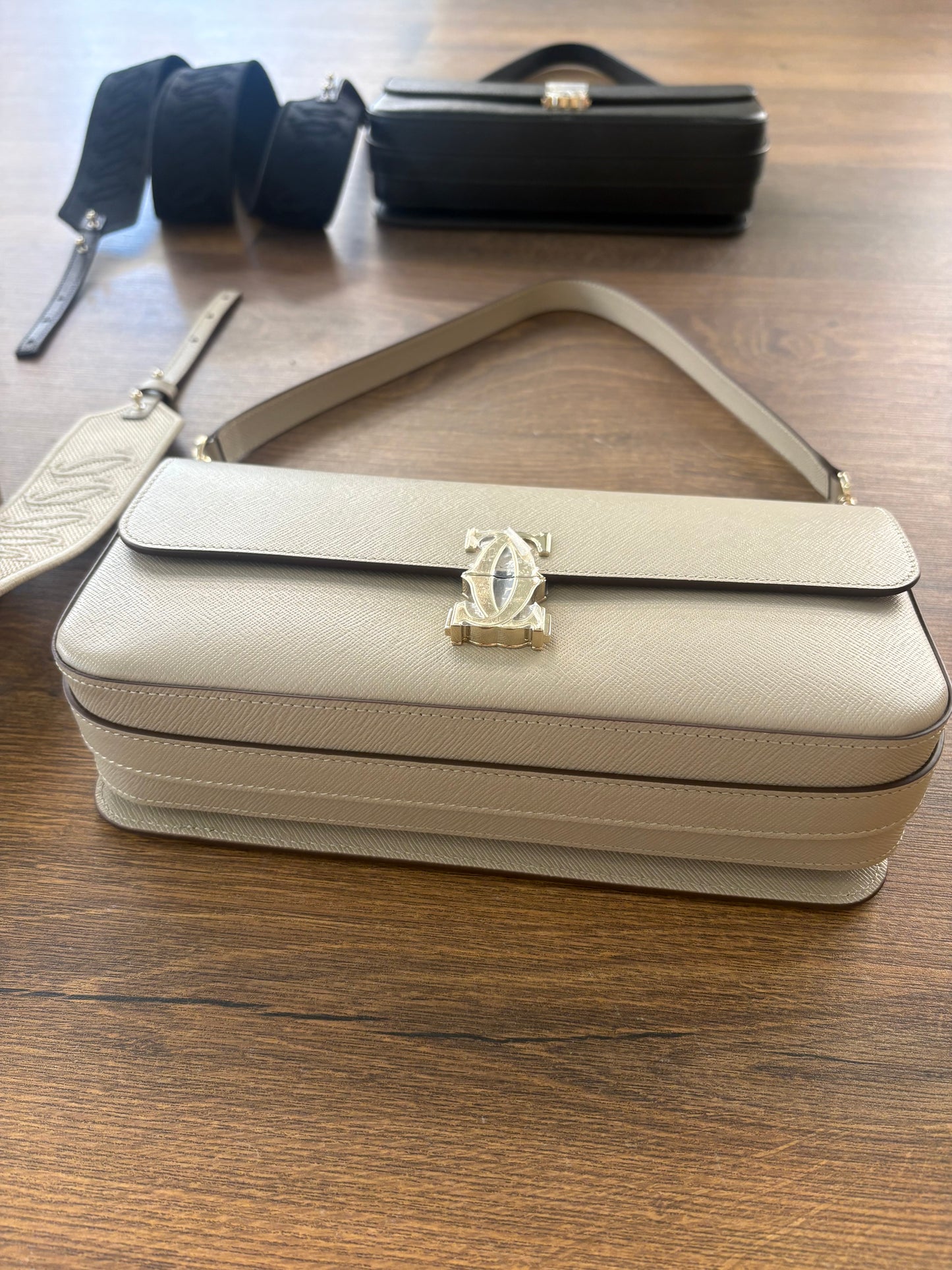 Borsa C de Cartier East-West in Pelle Beige con Doppia Tracolla. Nuovo