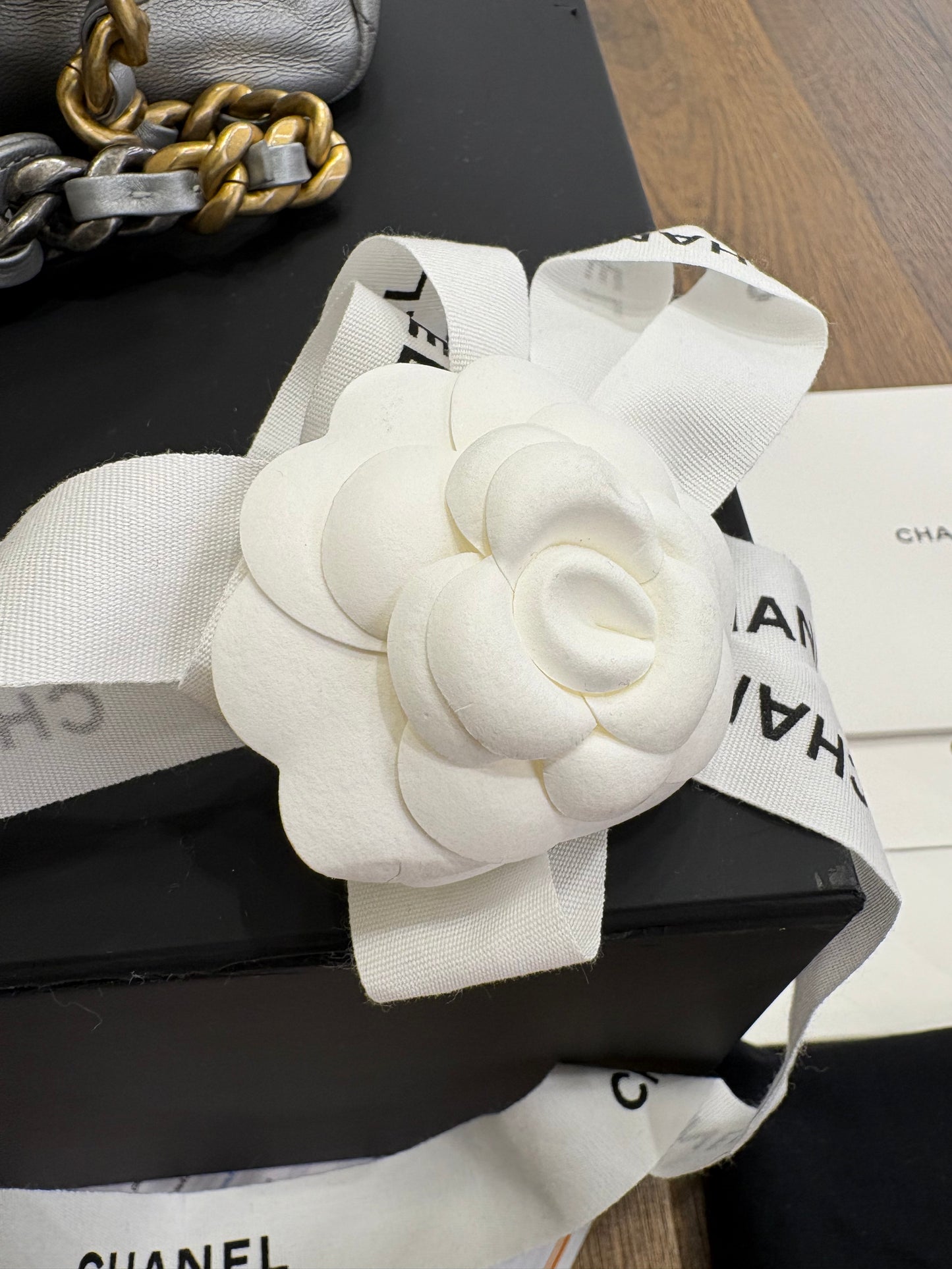 Chanel C19  media in pelle argento hw silver / gold