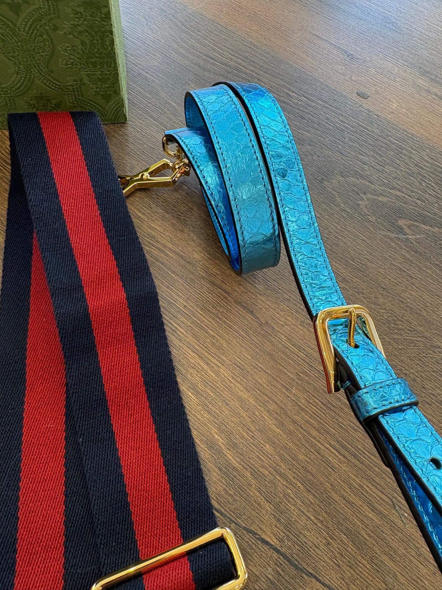 Borsa a Tracolla Gucci Horsebit 1955 Mini in Pitone Azzurro Metallizzato. Nuovo