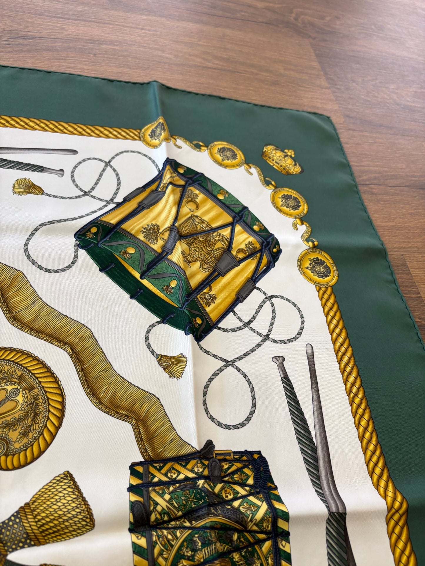Hermès Paris Foulard Carré 90 "Les Tambours" in Seta Verde Bosco