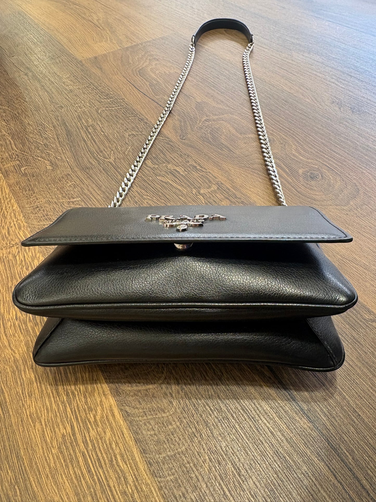 Borsa Prada Pattina in Pelle Soft Calf con Tracolla a Catena